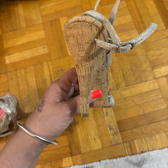 Betsy Johnson silver leather scrappy bow heels with cork heels * - Picture 8 of 8